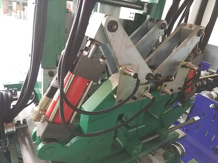  全自動(dòng)C/Z型鋼一體機(jī)又叫C/Z互換壓型機(jī),C、Z互換檁條機(jī)，是將C型機(jī)和Z型機(jī)合二為一的壓瓦機(jī)設(shè)備，為用戶提供的可通過PLC電腦控制在短時(shí)間內(nèi)實(shí)現(xiàn)C/Z兩種型號(hào)各種規(guī)格檁條互換生產(chǎn)的高自動(dòng)化檁條成型設(shè)備。正創(chuàng)品牌全自動(dòng)C、Z互換檁條機(jī)生產(chǎn)過程完全自動(dòng)控制，換規(guī)格時(shí)無(wú)須更換成型輥，徹底改變了使用C、Z兩種不同設(shè)備分別加工C、Z型兩種不同檁條的歷史，為用戶節(jié)省了大量的投資成本與場(chǎng)地空間。    C/Z互換檁條機(jī)產(chǎn)品亮點(diǎn)： 1、生產(chǎn)的C型檁條平直度好，具有良好的抗壓抗彎能力； 2、生產(chǎn)的Z型檁條可反向搭接安裝，連接點(diǎn)安裝強(qiáng)度加大； 3、全自動(dòng)電控系統(tǒng)設(shè)有報(bào)錯(cuò)裝置，確保生產(chǎn)線的安全穩(wěn)定； 4、驅(qū)動(dòng)采用減速電機(jī)加變頻控制，速度控制，定長(zhǎng)、定位準(zhǔn)確可靠； 5、可以輥壓CZ兩種不同型材，節(jié)約了用戶的購(gòu)買成本和場(chǎng)地空間； 6、無(wú)須更換成型輥便可實(shí)現(xiàn)兩種型號(hào)型材的轉(zhuǎn)換，速度快、效率高。  正創(chuàng)C、Z互換檁條機(jī)由導(dǎo)向、矯平裝置、2臺(tái)液壓沖孔裝置、液壓切斷裝置、電控系統(tǒng)、液壓系統(tǒng)等組成。該設(shè)備通過三個(gè)減速機(jī)，經(jīng)鏈輪齒輪固定轉(zhuǎn)動(dòng)固定軸，實(shí)現(xiàn)不同型號(hào)檁條的互換，可通過手工旋轉(zhuǎn)固定旋轉(zhuǎn)板來(lái)實(shí)現(xiàn)C/Z互換，檁條輸入的長(zhǎng)度、縱向孔距、數(shù)量等參數(shù)，設(shè)備即可進(jìn)行自動(dòng)沖孔、切斷、成型。全自動(dòng)C/Z型檁條機(jī)具有運(yùn)行穩(wěn)定可靠，沖壓孔精密度高，產(chǎn)量高，為廣大用戶帶來(lái)使用的便捷。  選型建議： 正創(chuàng)全自動(dòng)C/Z型鋼一體機(jī)整機(jī)外形美觀、生產(chǎn)效率高，生產(chǎn)速度達(dá)到20m/min，其他常規(guī)參數(shù)有：成型輥道數(shù)為12道、機(jī)組*大切斷寬度300mm、*大剪切厚度3mm，如有特殊需求，建議您隨時(shí)撥打正創(chuàng)服務(wù)熱線：138-6180-1880，公司專業(yè)技術(shù)人員將會(huì)根據(jù)您的要求提供給您*為滿意的答復(fù)。  全自動(dòng)C Z型鋼參數(shù)：